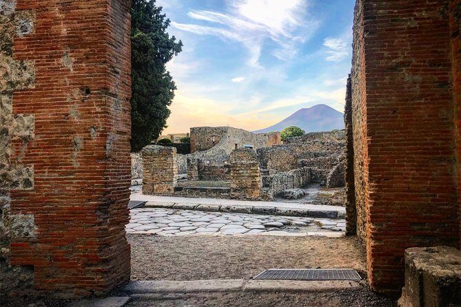 2.5-Hour Guided Tour of Pompeii with an Archaeologist - The “AD 79” story: how your guide connects eruption to street life