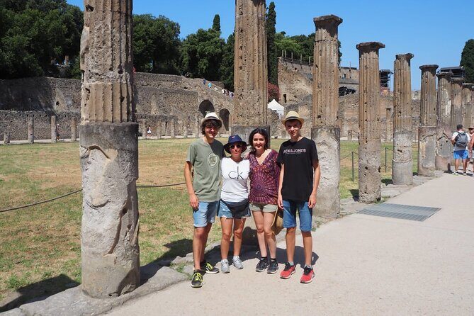 2 Hours Pompeii Group Tour with Archaeologist Guide and Skip the Line - Gladiators and laundry: Vicolo di Gladiatori and Fullonica di Stephanus