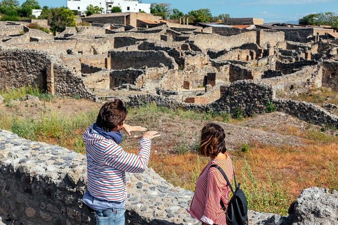 2 Hours Private Walking Tour in Pompeii with an Archaeologist - Private life you can actually picture: thermopolium, bakery, fabric market, houses