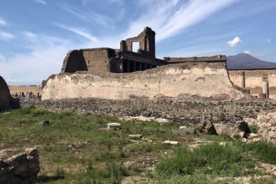 2 Hours Private Walking Tour in Pompeii with an Archaeologist - Public life in Pompeii: theatres, thermal baths, Forum, and Sacred Area