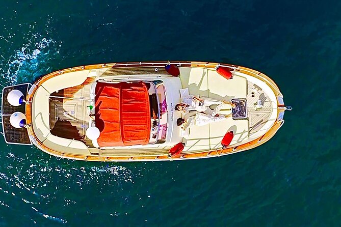 3-hour private boat tour of the island of Capri - A private 3-hour Capri boat loop that actually feels like a plan