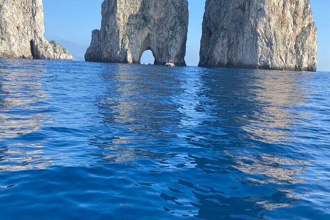 3 Hours Private Boat Tour of Capri with Pasta and Prosecco - Boat size and sea conditions: the key reality check