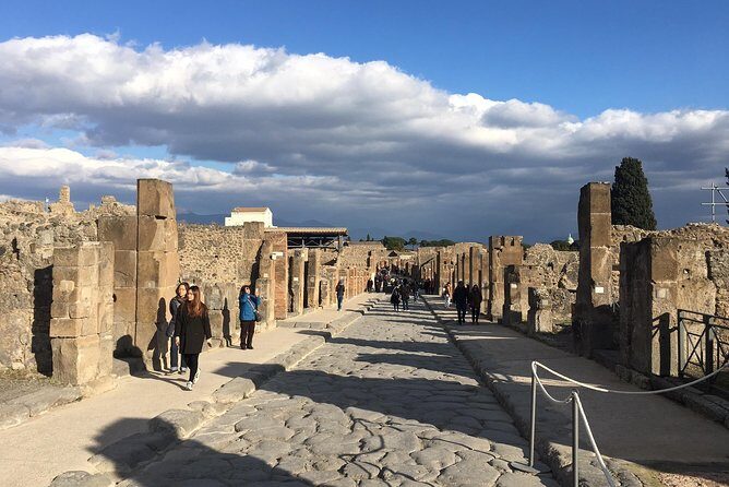 3-Hours Private Walking Tour in Pompeii with an Archaeologist - The Pompeii Story You’ll Hear: Life, Then Vesuvius