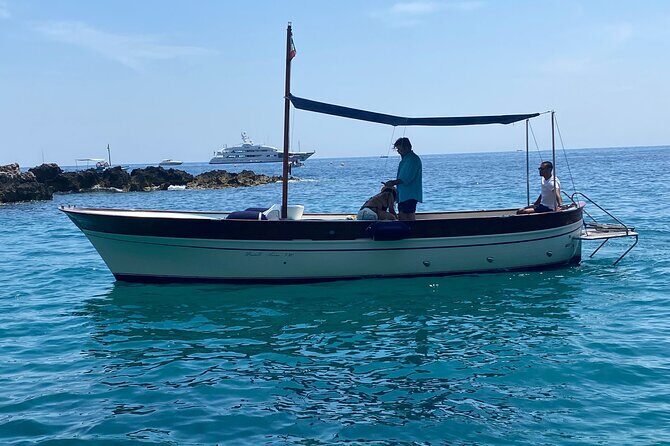 4 Hour Private Boat Tour of Capri - I Faraglioni and the Arch of Love photo moment
