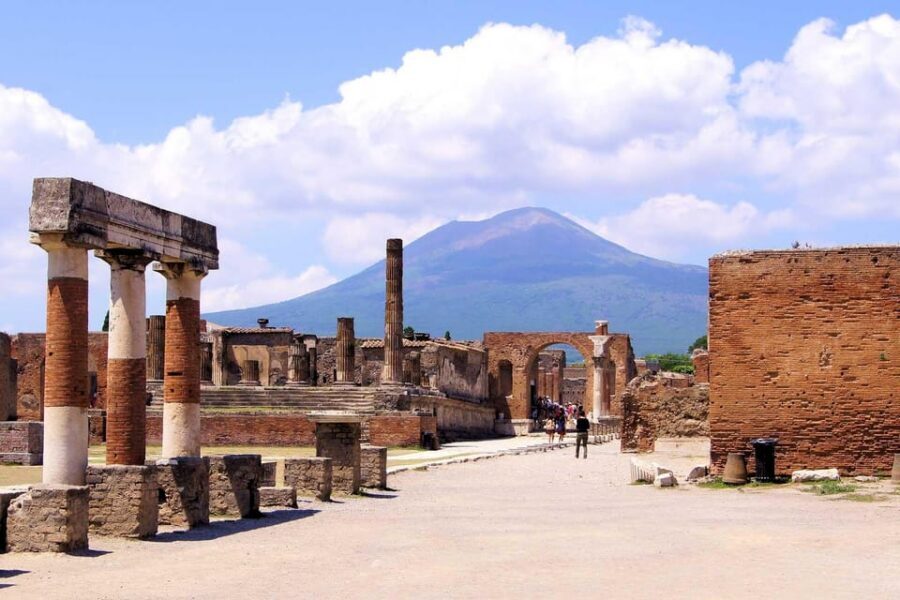 4H Pompeii Private Tour with Villa Dei Misteri included - Meeting at Pompei Scavi–Villa dei Misteri station (and why it’s smart)