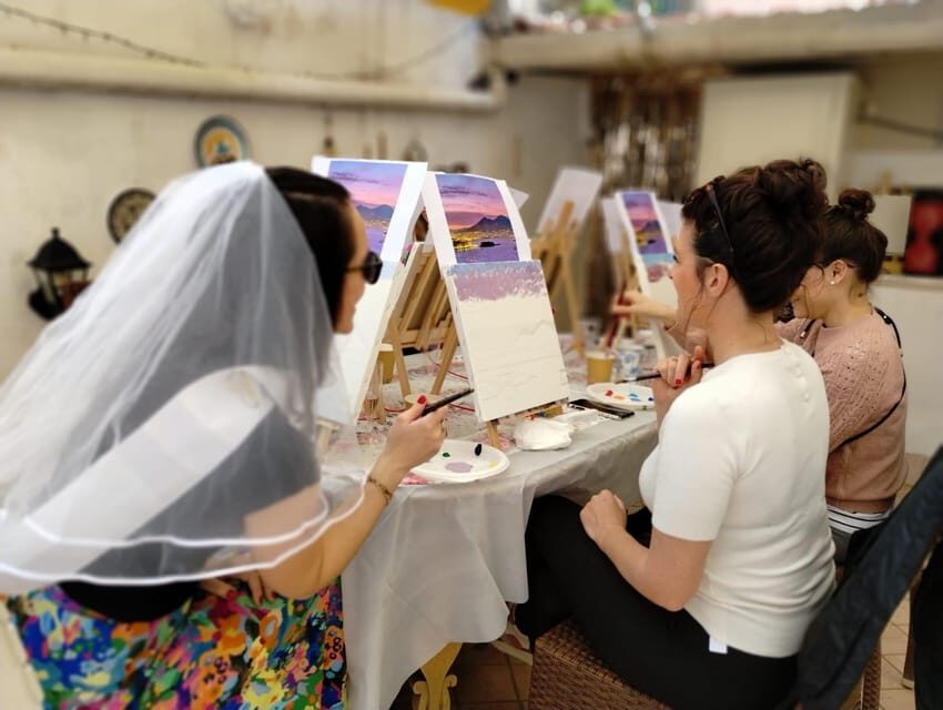 Art Workshop in Naples city centre with Aperitif - Who should book Naples Painting Experience?