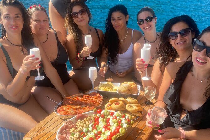 Bachelorette party, boat party in Salerno with aperitif and tapas - Aperitif and tapas onboard during navigation