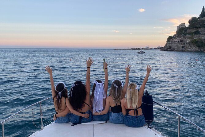 Bachelorette party, boat party in Salerno with aperitif and tapas - Free walk in Amalfi: using limited time well