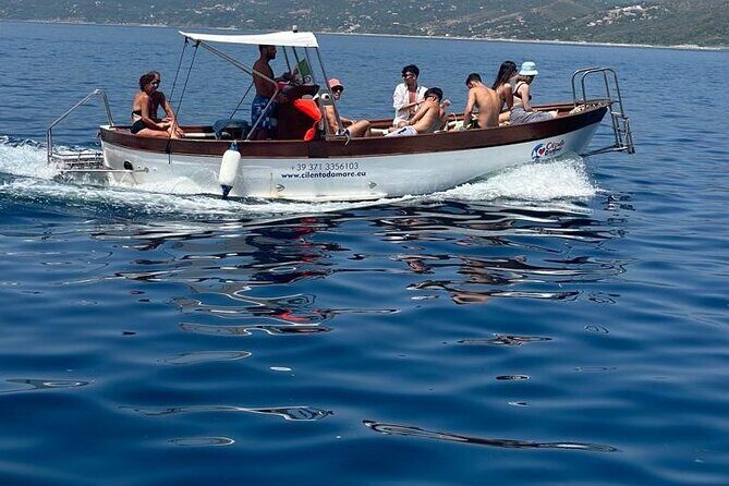 Boat experience in the crystal clear waters of Cilento - The Natural Arch: a film-friendly rock shaped by weather