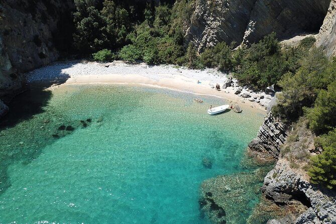 Boat experience in the crystal clear waters of Cilento - Palinuro Lighthouse: a dramatic height with a navigation job