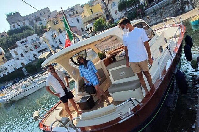 Boat tour in Capri - Capri on your terms: boat lounge vs. island time