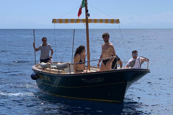 Boat tour of Capri (tour classes 2 hours ) - Meeting point on Via Cristoforo Colombo and how the tour runs