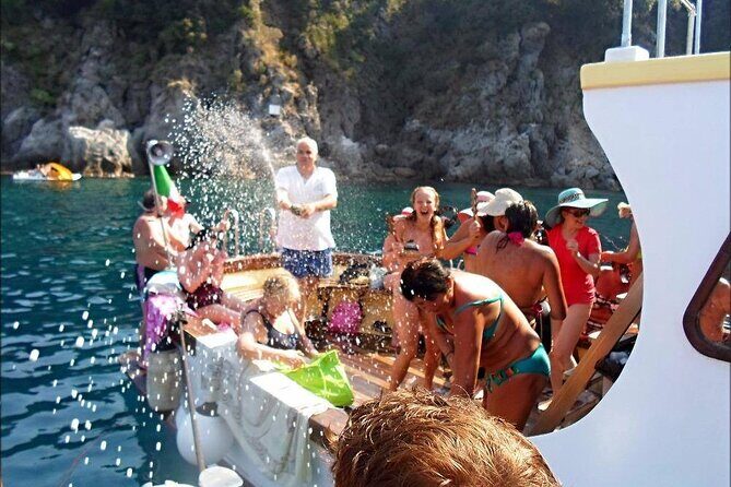 Boat tour of the island of Ischia with lunch and bath - Who This Is Best For: Couples, Friends, and Families Who Want Sea Time