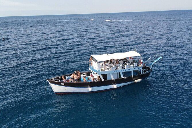 Boat tour with lunch on board to discover Procida - Castello Aragonese on the tidal islet: fortress views without the long hike