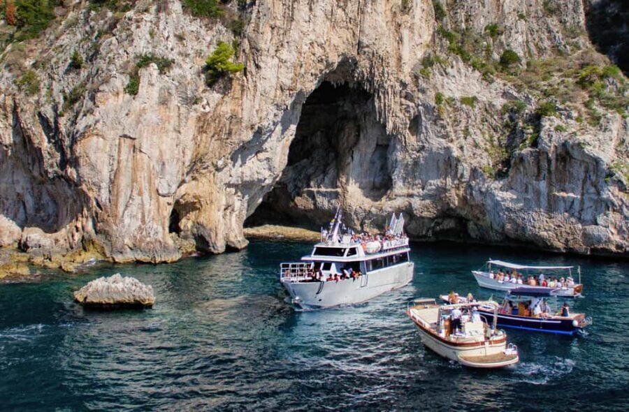 CAPRI CLASSIC BOAT TOUR - From your hotel to the port: the van and ferry rhythm