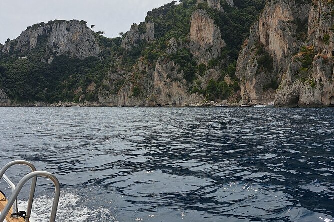 Capri Secret Corners Experience - A quick culture moment: the Rock of the Scugnizzo statue