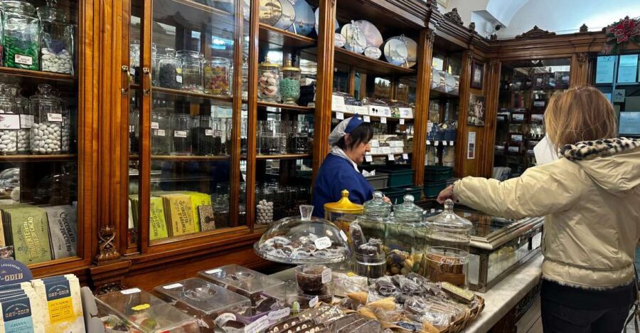 Chocolate and Pastry tasting tour in Napoli Old Town - Finding the Sweet Start at Metro Cavour (and Why It Matters)