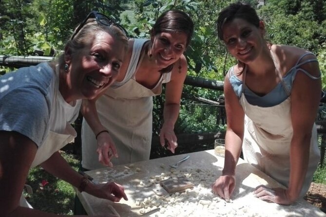 Cooking class: "Traditional dishes of the Mediterranean Diet" - Making pasta by hand: gnocchi or tagliatelle with measured guidance