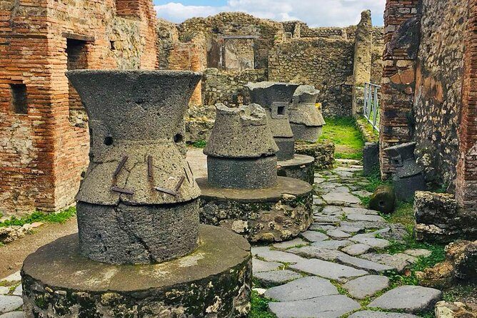 Day trip to Pompeii from Naples - On-board audio guide in 5 languages: what it adds to your visit