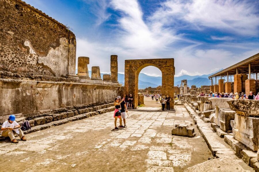 Discover Mt. Vesuvius: Private 3-Hour Tour from Pompeii - Meeting Your Guide and Getting the Volcano Story