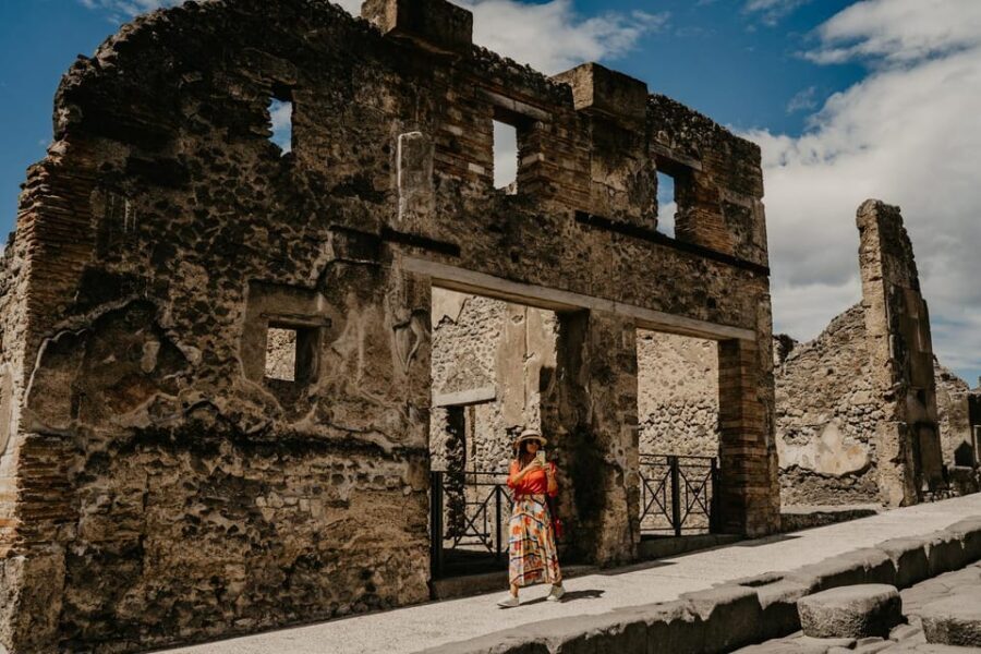 Discover Pompeii: Spanish Walking Tour of the Buried City - A 2-hour Pompeii walk with a guide who connects the dots