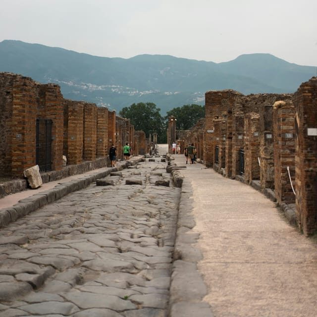 Discover Pompeii: Spanish Walking Tour of the Buried City - The Vesuvius tragedy, told in a way you can picture