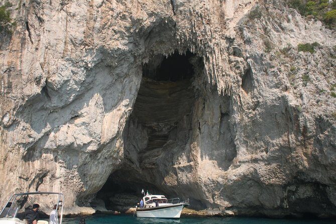 Discovery Capri Island by Boat from Capri - Faraglioni: the photo moment, plus a legend about kissing (and eternity)