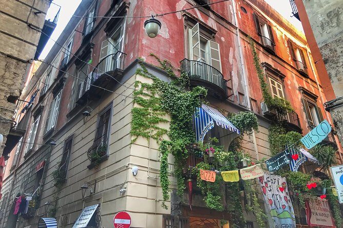 Evening Flavors of Naples: Private Food Tour and Wine Tasting - Guides and storytelling: why the route feels personal