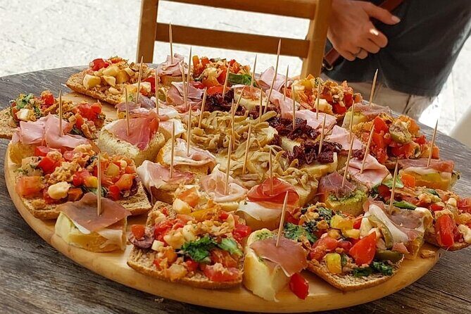 food Tour in the Spanish Quarter of Naples - Where the Spanish Quarter fits in: street-food Naples, not a museum