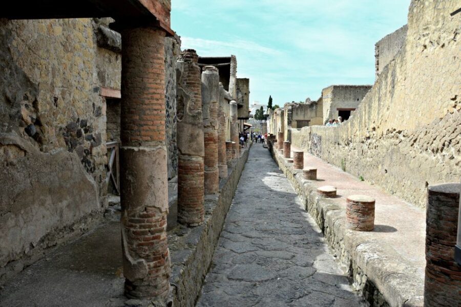 From Naples: 2-Hour Herculaneum Kid-Friendly Tour - Why Herculaneum works so well with kids
