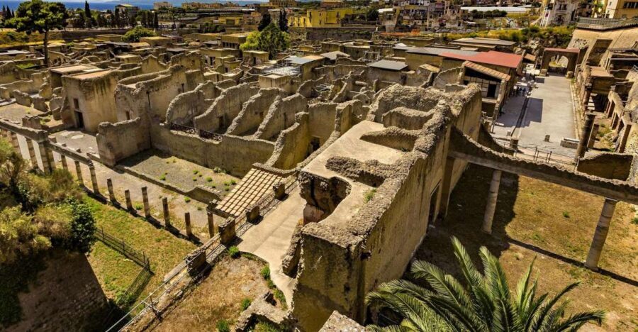 From Naples: Herculaneum, Vesuvius, and Pompeii Trip - Pompeii with audio help: seeing the big sights without waiting all day