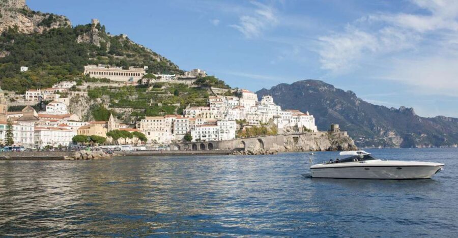 From Positano: Private Boat Tour to Capri or Amalfi - Lunch by the sea: the included 1-hour break