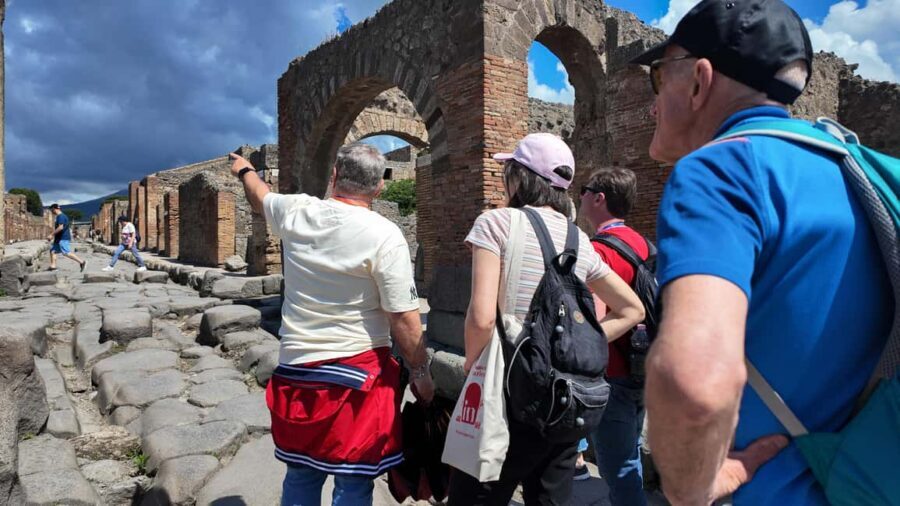 From Salerno: Pompeii Guided Walking Tour with Ticket - How the guide helps you keep exploring after the walk