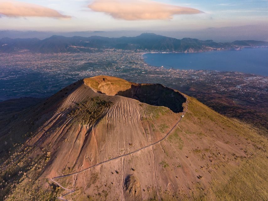 From Sorrento: Semiprivate Vesuvius Tour - Pompeii station to the crater bus: where time can tighten