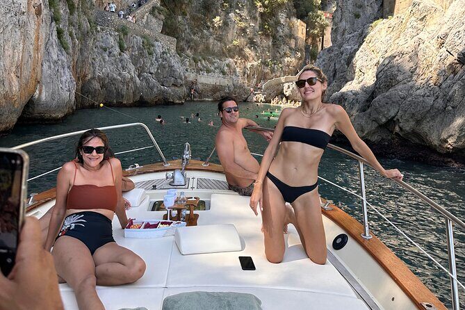 Full-day Exclusive Private boat tour on the Amalfi coast - Lunch and extra stops: you may pay for food on shore