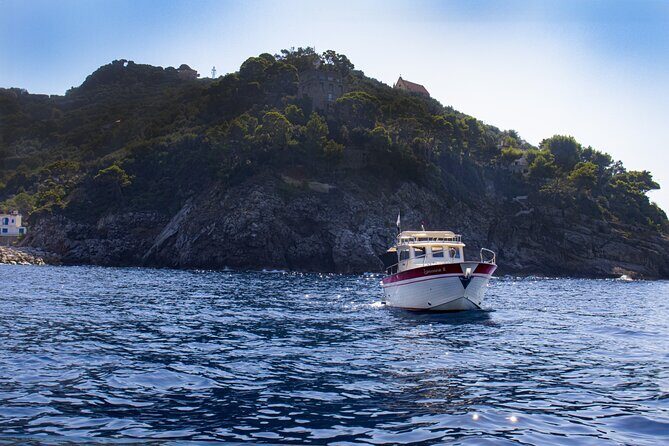 Group Capri tour , visit of caves, fishing legend and swimming - White Grotta cave stop: formations and the pay-off of short time