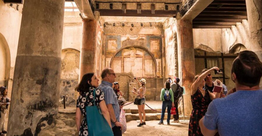 Herculaneum: Private Walking Tour with Archeologist Guide - Why Herculaneum preserves everyday life better than Pompeii