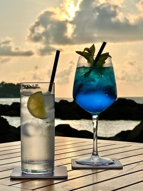 Italian aperitif at the sunset by the sea - Staff and service: attentive without feeling performative