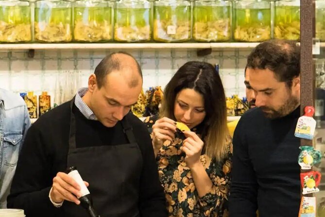 Learn how to make Amalfi limoncello - Tastings and sweets: lemon cake, limoncello chocolate, and more