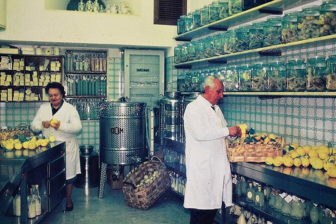 Learn how to make Amalfi limoncello - The guided visit: how limoncello is made, the old-school way