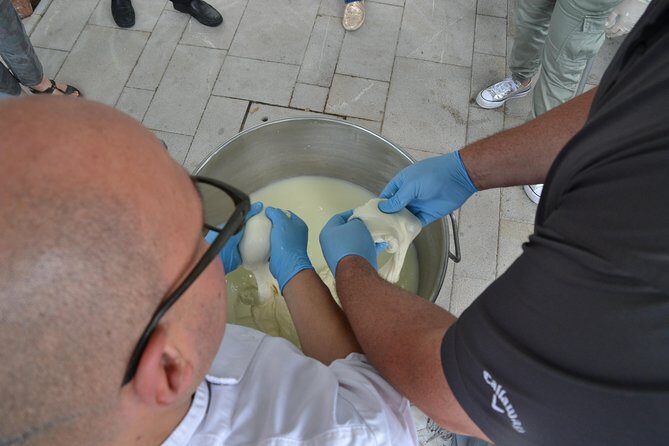 Mozzarella Class or Pizza Class - Furore: where the mozzarella and pizza class actually happens