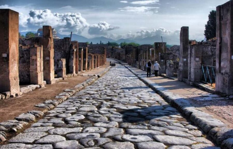 Naples: Amalfi Coast, Sorrento and Pompeii Day Trip - Food, shopping, and local craft stores: spending your short breaks wisely