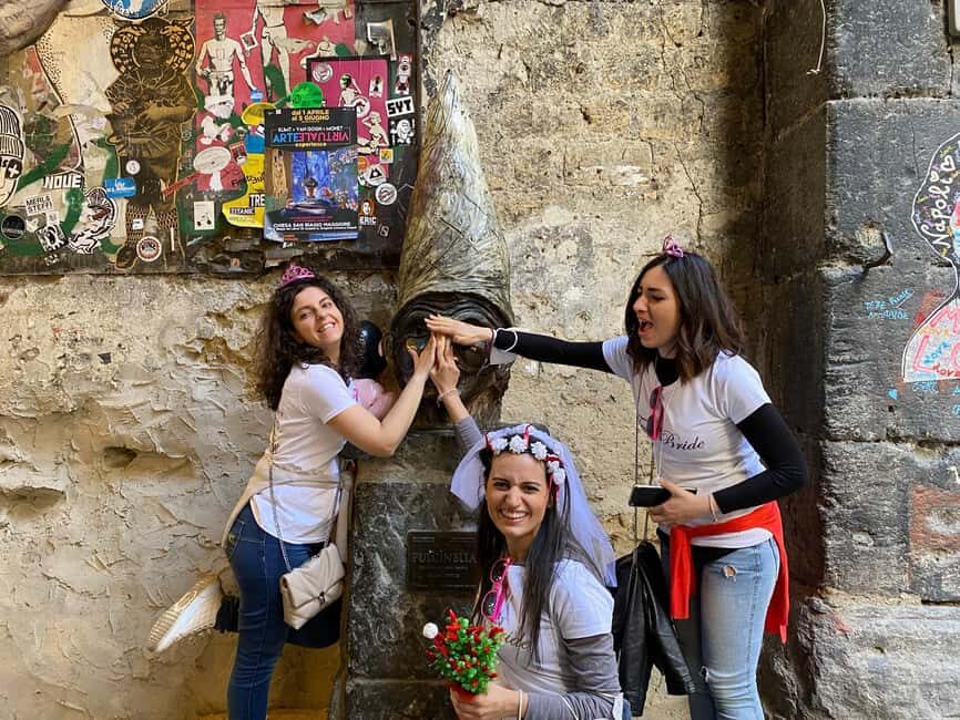 Naples: Bachelorette Party with Insolitaguida - Superstition games in Naples: salt throwing and horn-blowing