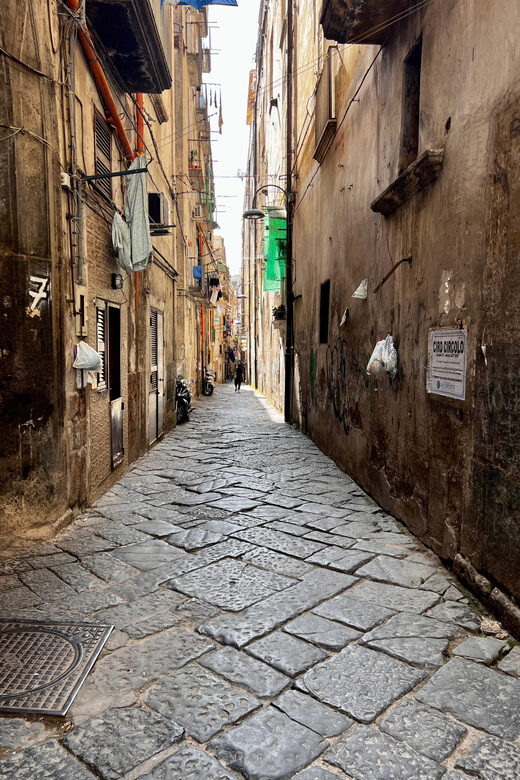 Naples: guided tour of the historic center - Reading Naples Like a Map: Greek Streets and the Decumani