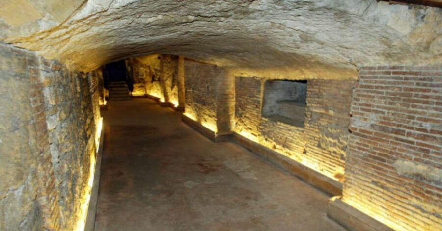 Naples: Historic Center Guided Tour with Underground Ruins - Galleria Umberto I, Castel Nuovo, and Teatro San Carlo: seeing the grand stuff without a museum mood
