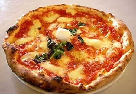 Naples: Night Driving Tour with Local Pizza Dinner - Castel dell’Ovo and the Feeling of the Old Fishing Village