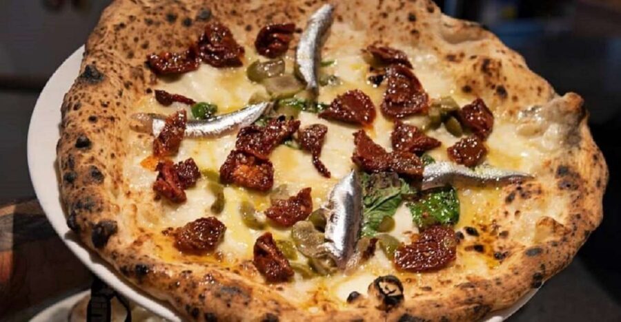 Naples: Pizza tasting gourmet experience - Ferrari Trento 1902 sets the pace in Naples