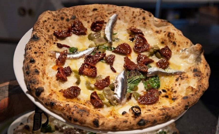 Naples: Pizza tasting gourmet experience - Pizza tasting in two steps: Margherita first, then Cosacca