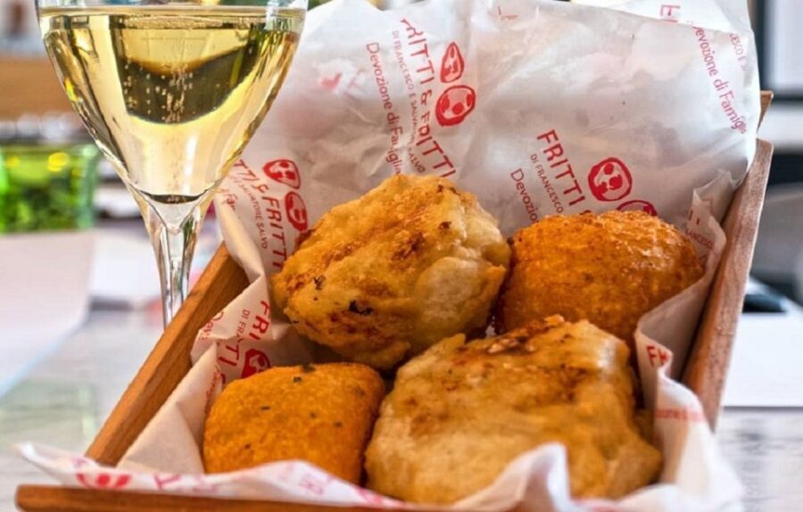 Naples: Pizza tasting gourmet experience - Fried Neapolitan classics, explained through what’s on the plate