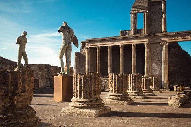 Naples, Pompeii and Vesuvius full day tour from Naples - Lunch: pizza and a drink that keeps the day moving